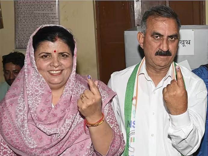 Facebook : CM Such with wife Kamlesh Thakur